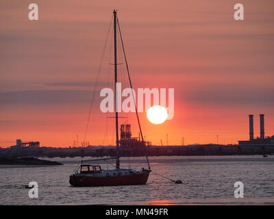 Queenborough, Kent, UK. 14 mai, 2018. Météo France : un coucher du soleil doré dans le Kent, Queenborough South East attend avec intérêt une autre vague. Credit : James Bell/Alamy Live News Banque D'Images