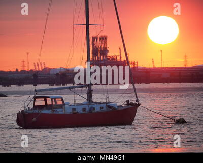 Queenborough, Kent, UK. 14 mai, 2018. Météo France : un coucher du soleil doré dans le Kent, Queenborough South East attend avec intérêt une autre vague. Credit : James Bell/Alamy Live News Banque D'Images