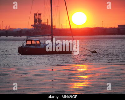 Queenborough, Kent, UK. 14 mai, 2018. Météo France : un coucher du soleil doré dans le Kent, Queenborough South East attend avec intérêt une autre vague. Credit : James Bell/Alamy Live News Banque D'Images
