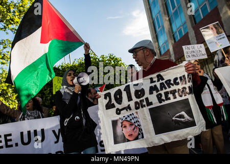 Madrid, Espagne. 14 mai, 2018. Personnes soutenant les Palestiniens qui protestaient devant l'ambassade d'Israël contre la bande de Gaza décès en cours d'avance sur le 70e anniversaire de la Nakba. À Madrid, Espagne. Credit : Marcos del Mazo/Alamy Live News Banque D'Images