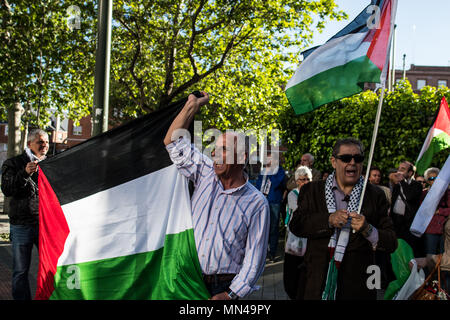 Madrid, Espagne. 14 mai, 2018. Personnes soutenant les Palestiniens qui protestaient devant l'ambassade d'Israël contre la bande de Gaza décès en cours d'avance sur le 70e anniversaire de la Nakba. À Madrid, Espagne. Credit : Marcos del Mazo/Alamy Live News Banque D'Images