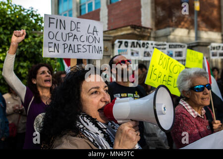 Madrid, Espagne. 14 mai, 2018. Personnes soutenant les Palestiniens qui protestaient devant l'ambassade d'Israël contre la bande de Gaza décès en cours d'avance sur le 70e anniversaire de la Nakba. À Madrid, Espagne. Credit : Marcos del Mazo/Alamy Live News Banque D'Images