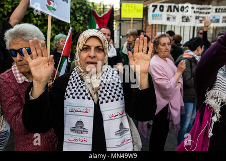 Madrid, Espagne. 14 mai, 2018. Personnes soutenant les Palestiniens qui protestaient devant l'ambassade d'Israël contre la bande de Gaza décès en cours d'avance sur le 70e anniversaire de la Nakba. À Madrid, Espagne. Credit : Marcos del Mazo/Alamy Live News Banque D'Images