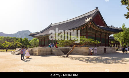 Les gens à l'usure traditionnels colorés - visite à l'Hanbok Gyeongbokgung Palace la plus grande des cinq grand palais reste à Séoul, Corée du Sud Banque D'Images