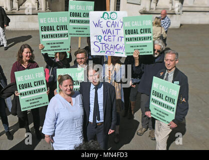 Rebecca Steinfeld et Charles Keidan en dehors de la Cour suprême de Londres, le couple hétérosexuel qui veulent le droit de conclure un partenariat civil) poursuivent leur lutte pour la plus haute juridiction du Royaume-Uni. Banque D'Images