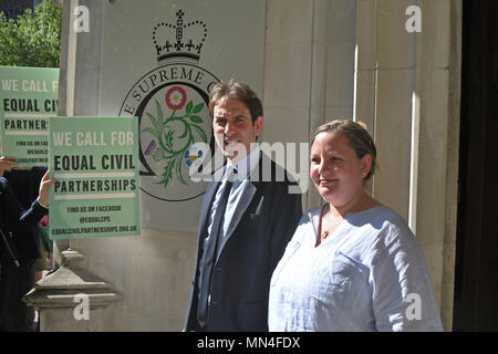 Rebecca Steinfeld et Charles Keidan en dehors de la Cour suprême de Londres, le couple hétérosexuel qui veulent le droit de conclure un partenariat civil) poursuivent leur lutte pour la plus haute juridiction du Royaume-Uni. Banque D'Images