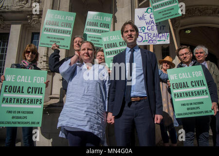 Rebecca Steinfeld et Charles Keidan en dehors de la Cour suprême de Londres, le couple hétérosexuel qui veulent le droit de conclure un partenariat civil) poursuivent leur lutte pour la plus haute juridiction du Royaume-Uni. Banque D'Images