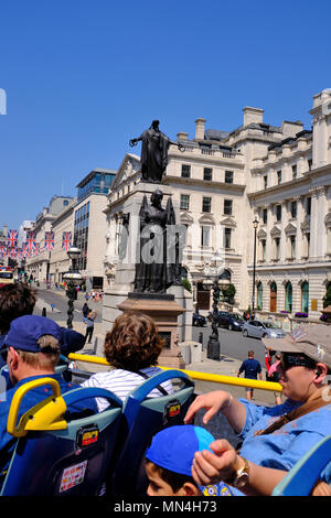 Londres, Angleterre, Royaume-Uni. Mémorial de la guerre de Crimée des gardiens (par John Bell, 1860) dans la région de Pall Mall, en face de Waterloo Place Banque D'Images