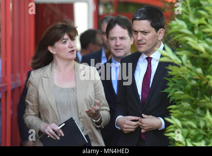 Parti libéral-démocrate ancien vice-PM Sir Nick Clegg (centre) ex-secrétaire d'éducation conservateur Nicky Morgan (à gauche) et du travail de l'ancien secrétaire aux affaires étrangères David Miliband (à droite) lors d'une contre-partie Brexit négociation à Tilda moulin à riz à Rainham, Essex. Banque D'Images