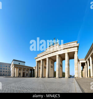 Porte de Brandebourg (Brandenburger Tor) à Berlin, Allemagne, par un beau jour avec ciel bleu derrière, l'espace de texte Banque D'Images