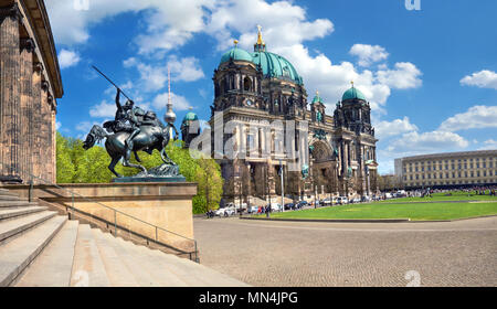 La Cathédrale de Berlin, ou Berliner Dom sur un jour au printemps de l'escalier de l'Altes Museum, photo panoramique Banque D'Images