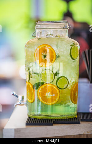 Limonade au citron vert et orange avec des cubes de glace sur le bar. Banque D'Images