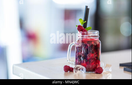 La framboise limonade sans alcool avec les feuilles de menthe et de glaçons. Banque D'Images