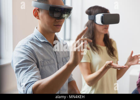 Les programmeurs de réalité virtuelle test lunettes simulateur Banque D'Images