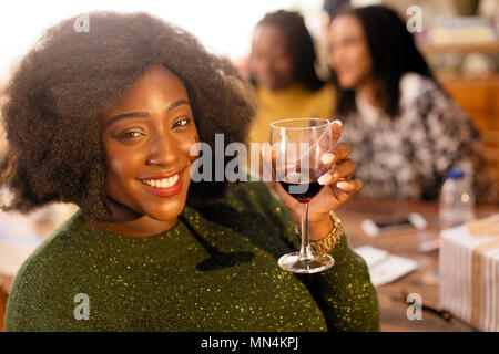 Portrait souriant, confiant young woman drinking red wine Banque D'Images