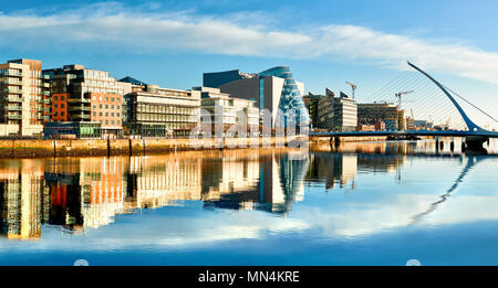 Des bâtiments modernes et de bureaux sur la rivière Liffey à Dublin par une belle journée ensoleillée, avec harpe pont sur la droite Banque D'Images