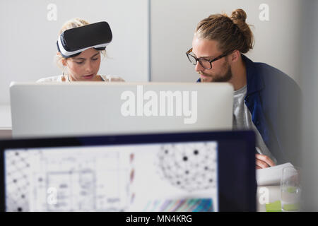 Les programmeurs informatiques axés sur simulateur de réalité virtuelle programmation lunettes à computer in office Banque D'Images