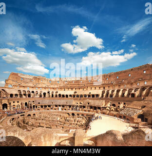 À l'intérieur du Colisée Rome avec bleu ciel blanc à Rome, Italie, photo panoramique Banque D'Images