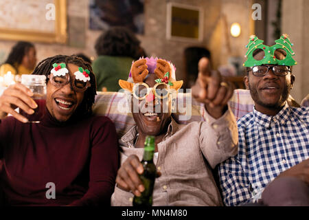 Grand-père et ses petits-fils espiègle Portrait portant des lunettes costume Noël Banque D'Images