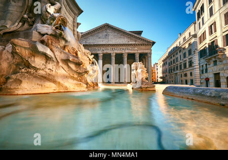 Fontaine sur la Piazza della Rotonda avec Parthénon derrière par un beau matin à Rome, Italie Banque D'Images