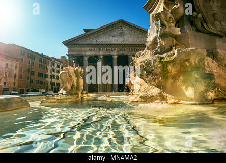 Fontaine sur la Piazza della Rotonda avec Parthénon derrière par un beau matin à Rome, Italie Banque D'Images