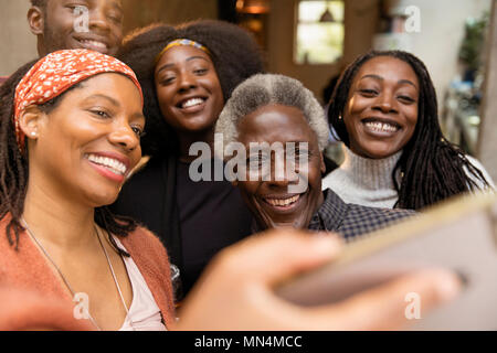 Famille heureuse de prendre selfies Banque D'Images