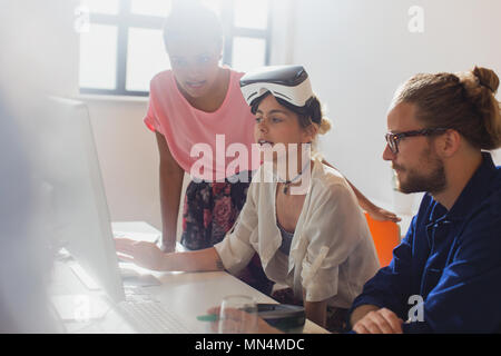 Les programmeurs de réalité virtuelle programmation verres simulateur at computer in office Banque D'Images