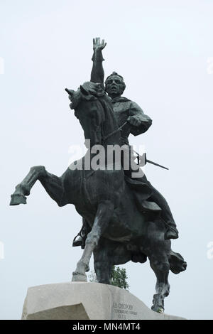 La statue d'Alexandre Vassilievitch Souvorov qui était un chef militaire russe, considéré comme un héros national et le dernier généralissime de l'Empire russe placé au centre de la capitale Tiraspol et centre administratif de l'intérieur des frontières internationalement reconnues de la Moldova dans le cadre d'un contrôle de fait de la République moldave Pridnestrovian aussi appelée la Transnistrie (PMR) depuis 1992. Banque D'Images