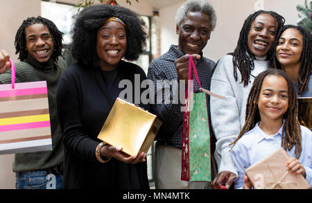 Enthousiaste portrait multi-generation family with Christmas gifts Banque D'Images