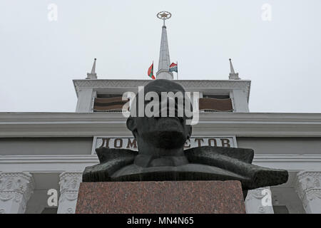 Le buste de Vladimir Lénine devant la Maison des Soviétiques Dom Sovetov était orné d'une étoile soviétique au sommet qui sert maintenant d'hôtel de ville dans le centre de Tiraspol la capitale de Pridnestrovie, officiellement connue sous le nom de République moldave Pridnestrovienne PMR et également appelée Transnistrie depuis 1992 un État séparatiste enclavé internationalement reconnu comme faisant partie de la Moldavie Banque D'Images