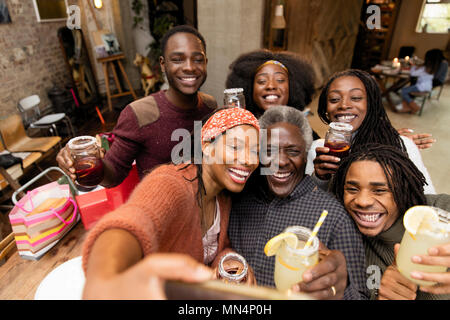 Happy family selfies en tenant Banque D'Images
