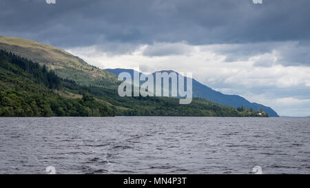 Le célèbre Loch Ness par une belle journée ensoleillée, Inverness, Écosse, Royaume-Uni Banque D'Images