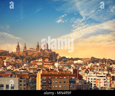 Les toits de Barcelone avec le Musée National (Museu Nacional d'Art de Catalunya) sur l'image panoramique, coucher du soleil Banque D'Images