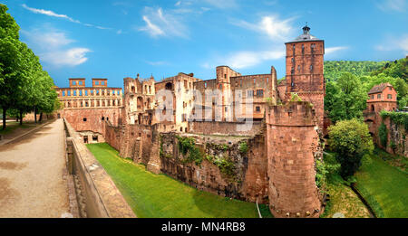 Ruines du château d'Heidelberg (Heidelberger Schloss) au printemps. Cette image panoramique, a été faite à Heidelberg, Allemagne. Banque D'Images