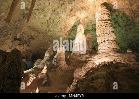 Stalagmites et stalactites dans le Parc National de Carlsbad Caverns, USA Banque D'Images