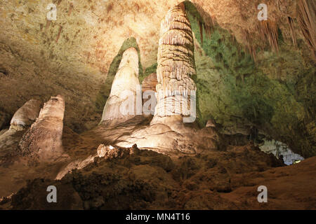 Stalagmites et stalactites dans le Parc National de Carlsbad Caverns, USA Banque D'Images