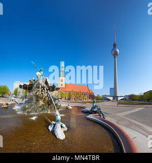Vue de la place Alexanderplatz, fontaine de Neptune et tour de la télévision de Berlin, Allemagne. La composition carrée, photo panoramique. Banque D'Images