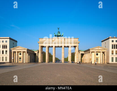 La porte de Brandebourg à Berlin, en Allemagne, par un beau jour avec ciel bleu. Tourné avant, l'espace pour votre texte Banque D'Images