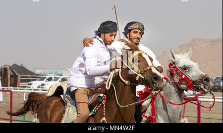 Ibri, Oman, le 28 avril 2018 : les hommes omanais lors d'une course de chevaux traditionnelle manifestation où les jeunes coureurs montrent leurs compétences Banque D'Images