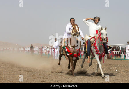 Ibri, Oman, le 28 avril 2018 : les hommes omanais lors d'une course de chevaux traditionnelle manifestation où les jeunes coureurs montrent leurs compétences Banque D'Images