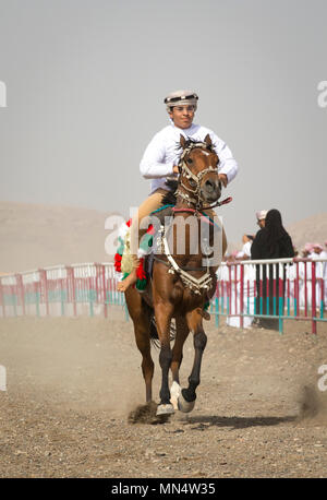 Ibri, Oman, le 28 avril 2018 : les hommes omanais lors d'une course de chevaux traditionnelle manifestation où les jeunes coureurs montrent leurs compétences Banque D'Images