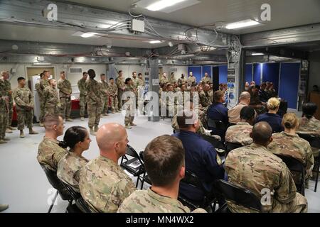 Les partenaires de la Coalition de l'Australie, la Nouvelle-Zélande et les Pays-Bas, aux côtés des soldats de l'armée américaine, célébrer la Journée de l'égalité des femmes au Camp Redleg, le 26 août 2017. La célébration a honoré le mouvement pour le suffrage des femmes et des femmes qui servent dans l'armée. Banque D'Images