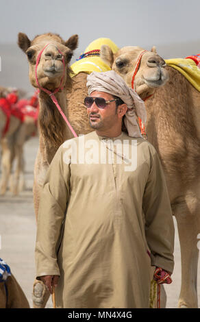 Ibri, Oman, le 28 avril 2018 : l'homme avec son omanais avant une course de chameaux Banque D'Images