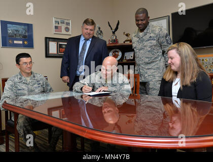 Le colonel Roman L. Hund, commandant de l'installation, signe une proclamation du Mois de l'histoire des femmes dans son bureau le 17 août, tandis que le capitaine Abror Samatov et Kerryn Prêt, membres du comité, Tom Fredericks, 66th Air Base Group Directeur adjoint, chef du commandement et le sergent-chef. Henry Hayes. Cette année, le thème de la campagne est WHM "Célébrer le droit de vote des femmes." (U.S. Air Force photo par Linda Labonté Britt) Banque D'Images