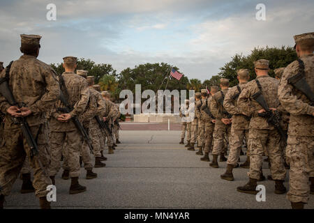 Les recrues du Corps des Marines des États-Unis de Fox compagnie, 2e Bataillon d'instruction des recrues, sont devant le monument d'Iwo Jima tenant leurs Eagle, Globe et d'emblèmes, 30 août 2017, sur l'Île Parris, L.C. (l'Aigle, Globe et d'emblème est gagné seulement par ceux qui sont imprégnés de valeurs fondamentales du corps et ont prouvé qu'elles étaient dignes d'appartenir à quelques-uns et les orgueilleux. Fox Company est prévue pour le 8 septembre, 2017 études supérieures. Parris Island est le lieu d'entraînement des recrues du Corps des marines depuis le 1 novembre 1915. Aujourd'hui, environ 19 000 recrues proviennent à Parris Island chaque année pour l'occasion de bec Banque D'Images