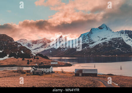 Les Lofoten en Norvège, les maisons par eau à Strömsnes et sun à partir de descendre Banque D'Images