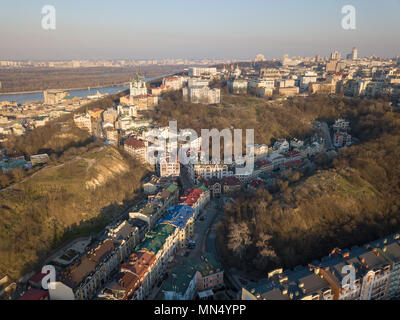 Une vue de la hauteur de Vozdvizhenka avec de logements neufs, le mont Chauve et Eglise de Saint-André dans la ville de Kiev Banque D'Images