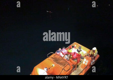 171201-N-TW634-163 OCÉAN ATLANTIQUE (déc. 1, 2017) marins affectés à l'escadron de véhicules sous-marins téléguidés 1 UUVRON (1), avec la commande de sauvetage sous-marin (URC), déployer un véhicule sous-marin sans équipage (UUV) d'une petite embarcation ont débarqué de la construction de navires de soutien norvégien Skandi Patagonie, avec l'aide de membres de l'équipage et les partenaires de la marine argentine. Commande de sauvetage sous-marin de la Marine américaine, la seule unité de sauvetage de sous-marins, se sont mobilisés pour soutenir le gouvernement argentin à la recherche et sauvetage pour la marine argentine sous-marins diesel-électriques A.R.A. San Juan (S 42). (U.S. Photo de la marine Banque D'Images