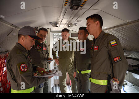 Le Lieutenant-colonel de l'armée de l'air colombienne Luis Antonio Diaz Gelvez, Casa 295 commandant de vol, témoigne de la force aérienne colombienne et les membres de l'équipage de l'US Air Force avant un vol sur un avion CASA 295 pour la mobilité de l'exercice d'un tuteur à Joint Base Lewis-McChord, dans l'État de Washington, le 2 août 2017. Guardian Mobility offre des partenaires américains et internationaux un environnement d'entraînement réaliste qui comprendra l'entrée forcée conjointe et l'aérodrome à la saisie, une mission conjointe entre les équipes de l'Armée de l'air et de l'armée d'airdrop unités aéroportées, et le plan d'intervention des opérations de secours humanitaire des scénarios. (U.S. Photo de l'Armée de l'air par le sergent. Angel Banque D'Images