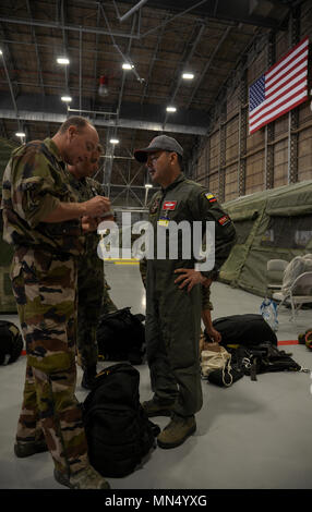 Le Lieutenant-colonel de l'Armée de l'air colombienne Luis Antonio Diaz Gelvez, Casa 295 commandant de vol, parle avec le personnel de la Force aérienne française avant d'un personnel multinational airdrop à partir d'un aéronef au cours de l'effort de Casa 295 Guardian Mobility at Joint Base Lewis-McChord, dans l'État de Washington, le 6 août 2017. Dix-neuf membres de multinationales à partir de la Colombie, la France et le Pakistan a sauté de la Casa 295 à Larson, dans l'état de photo par le sergent. Angela Ruiz) Banque D'Images